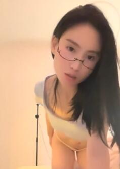 高颜值新人下海天价收费陶醉其中表情太美了