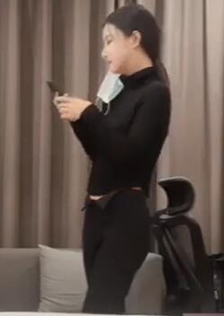 大熊约身材苗条的在校学生妹表情超诱人