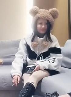 文轩受命约小熊帽可爱女孩