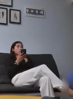 酒店约长腿小少妇眼神陶醉表情
