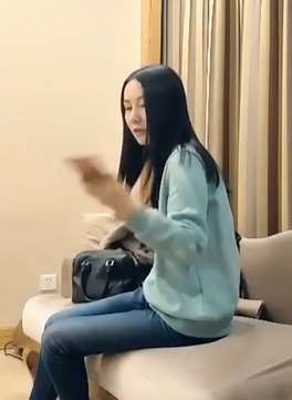 文轩约长发绿衣牛仔裤乖巧清纯美少女