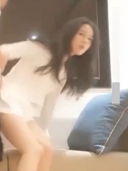 搬开白衣妹子双腿让你看清