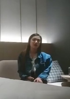 战神小利眼镜哥约牛仔外套外围女翘起掰开看