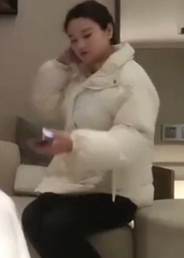 约了个白色外套马尾妹子调情黑丝