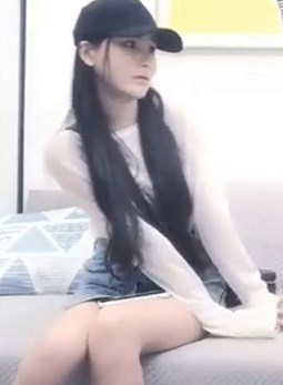 千人斩鸭舌帽牛仔短裤性感妹子近距离特写