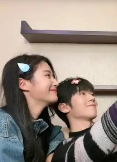 小年轻夫妻秀带个眼罩给老公玩