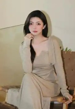 年轻小夫妻爱养生拔罐卧室中小秀
