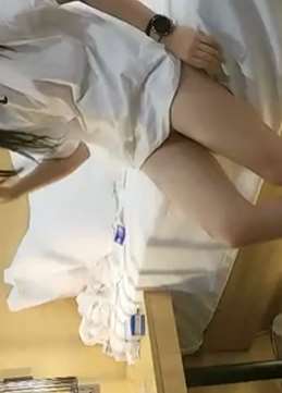 两屌丝男约白嫩小美女轮番上阵