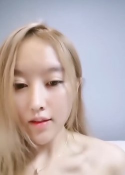 新来的平面美女模初次下海还有点放不开