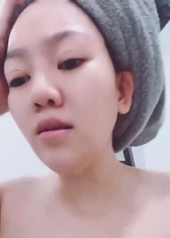 女主播和帅气小哥哥卫生间洗澡两不误