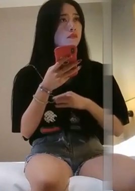 全国约了个颜值不错牛仔短裤黑衣妹子