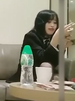 沈先生约了个颜值不错牛仔裤萌妹子穿上白色网袜