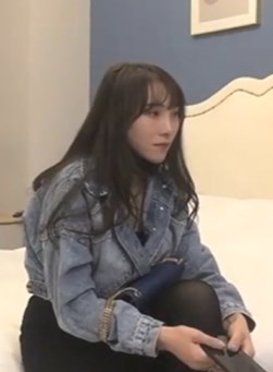 T先生约了个牛仔外套性感妹子穿上吊带网袜