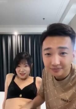 圆圆多多夫妻居家直播好痒倾情演绎
