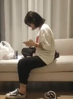 清纯像个学生妹的眼镜妹子说你那么久是不是吃药了