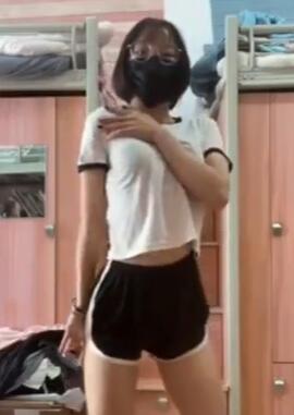 白皙体操女大学生运动员在学校宿舍热舞3