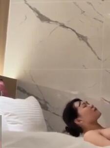钟情洋肠的白晢美女被玩到三次 魏乔安
