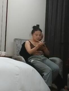 利哥高价约了一个小姐姐