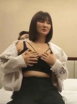 捶子约女人味十足的小美妇