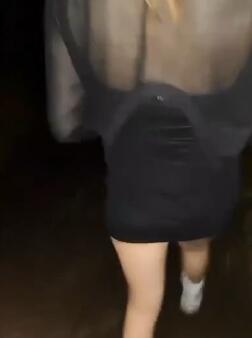 妹子从中过约黑色短裙苗条美女野战