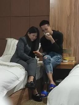 小老头约看着很高冷发小姐姐
