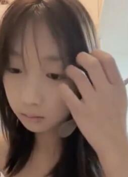 极品18岁高中萝莉小妹镜头前让小哥哥调教