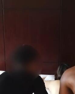 绿帽老公邀请黑人为老婆马杀鸡