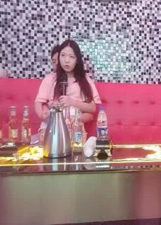 喊来短发气质小美女苗条身材唱唱歌喝喝酒