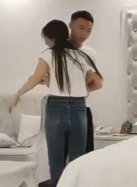 龙一约了个白衣牛仔裤妹子