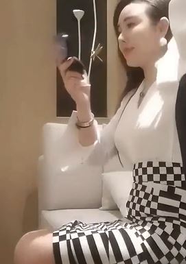 高颜值外围女神沙发上欲火焚身