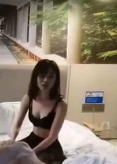 眼镜小哥探花找了个苗条短发妹子直播穿上黑丝