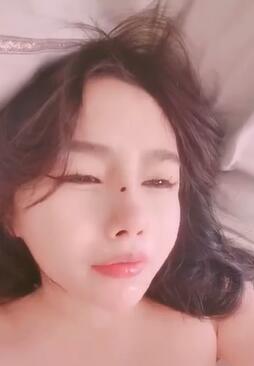 外表甜美肉感十足吊带白丝特写视角