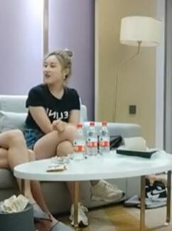 丸子头外围小姐姐肤白貌美黑森林近距离特写