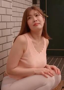 用丰满的臀部迷惑隔壁男人的已婚女人