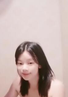 中年大叔的小美女抱起来白皙美臀