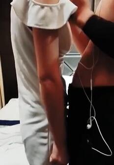 水总约苗条身材超短裙妹子慢慢脱光她