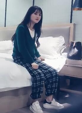小天约格子裤超可爱的小姐姐