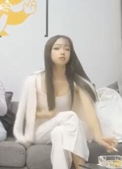 小陈头凌晨双飞两个小姐姐白衣女