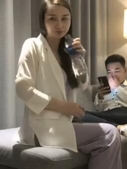 男爵全国约御姐翘臀大长腿肤白如玉温柔似水