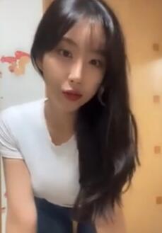 极品牛仔裤美臀女神教练和男学员吃宵夜