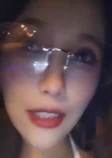 最近很火的女主播户外直播跟网约车司机