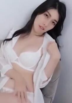 豪雨夜里和绝美女同事透湿相依