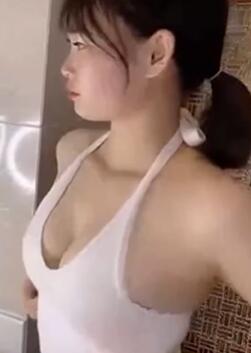白色吊带女家政