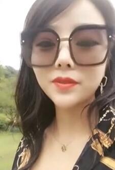 户外一姐苏妲己大白天公园勾引大爷