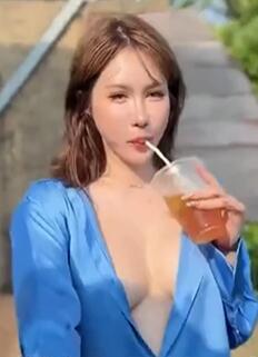 梦幻女神辛尤里大尺度剧情《露天阳台洗泡泡浴》