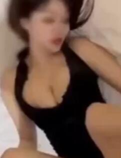 黑色短裙妹子来家里做客