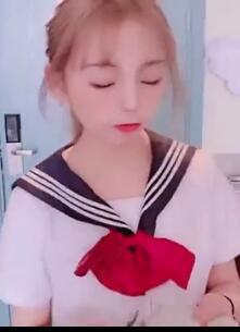 穿高中制服的少女爬上室友的床