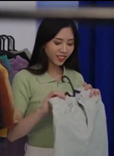 偷拍服饰店换衣妹子