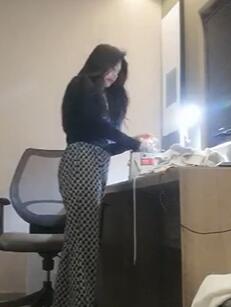 胖哥青柠视频_三月二十二号花色长裤少妇