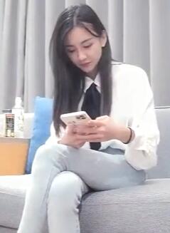 大熊青柠视频_三月十四号紧身牛仔裤美女